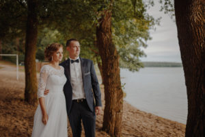 sesja poslubna  plener jezioro plaza las Chomiaza Szlachecka fotograf na slub wesele Światło i Emocje (36)
