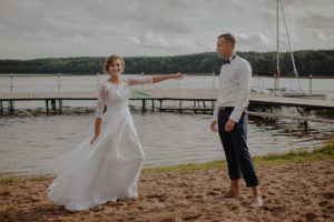 sesja poslubna  plener jezioro plaza las Chomiaza Szlachecka fotograf na slub wesele Światło i Emocje (43)