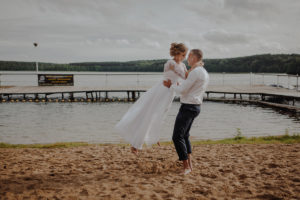 sesja poslubna  plener jezioro plaza las Chomiaza Szlachecka fotograf na slub wesele Światło i Emocje (45)